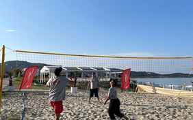 Sportlich wird's beim vamos Beach-Treff am hauseigenen Volleyball-Feld